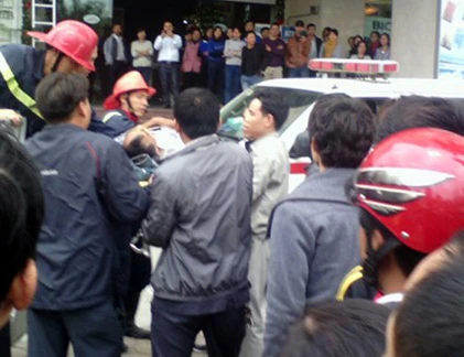 Rơi từ tầng 7 khi lau kính