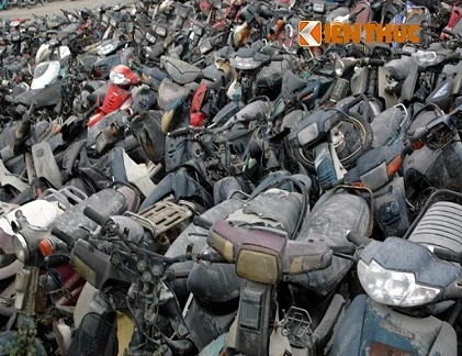 Hàng trăm xe máy bị "vứt" làm sắt vụn giữa Thủ đô