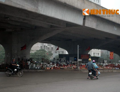 Chân cầu đường cao tốc trên cao đang bị “xẻ thịt” 