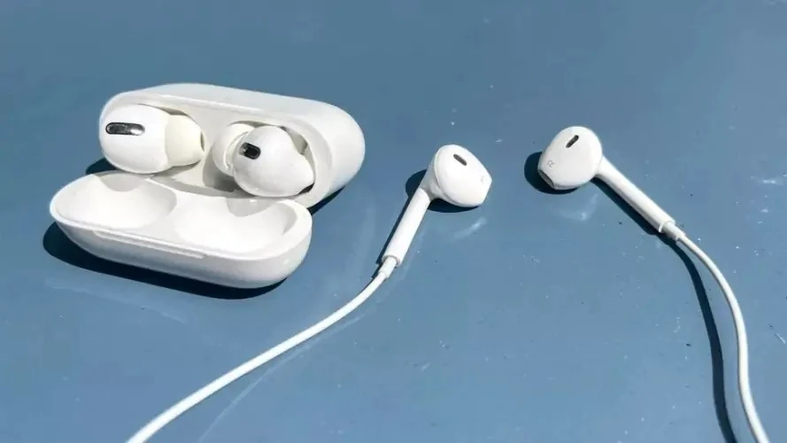 Bí mật lỗ nhỏ trên tai nghe iPhone, 90% người dùng nhầm