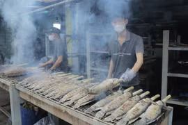 'Phố cá lóc nướng' vía Thần tài nhộn nhịp bất chấp giá... 'chóng mặt'