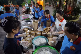 [GALLERY] Ấm lòng bún bò miễn phí của "những chàng trai Hóc Môn"