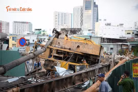 Máy công trình hàng chục tấn đổ ập xuống đường tại TP HCM