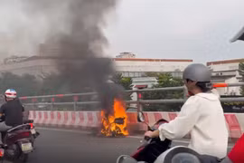 Giao thông hỗn loạn vì xe tay ga cháy dữ dội giữa cầu