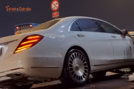 Ô tô Mercedes tông loạt xe trên đường, một người tử vong