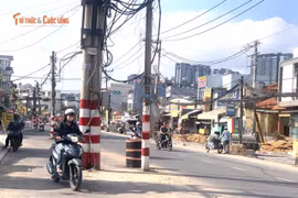 Ngành điện nêu lý do hàng trăm cột điện giữa đường, dân đi như… làm xiếc