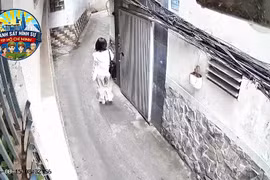 Bị cướp điện thoại, người phụ nữ níu áo khiến nghi phạm bỏ xe chạy bộ