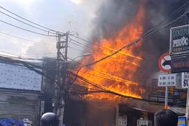 'Biển lửa' thiêu rụi cửa hàng nội thất ở TP HCM