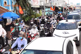 [GALLERY] Trở lại TP HCM sau lễ, dòng người kẹt cứng ở phà Cát Lái