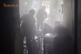 Nghẹt thở Cảnh sát lao vào đám cháy đưa 2 trẻ nhỏ ra ngoài an toàn