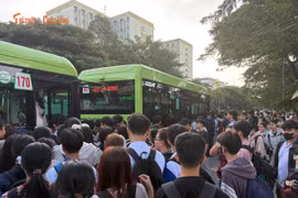 [GALLERY] Xe buýt kín chỗ, hàng trăm sinh viên xếp hàng chờ xe