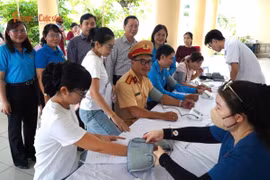 [GALLERY] Trạm CSGT Đa Phước tặng quà và tuyên truyền ATGT cho NLĐ