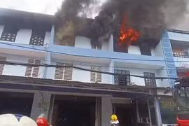 Kho điện máy bốc cháy dữ dội, công nhân lao vào cứu hàng hóa