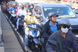 [GALLERY] Hàng nghìn xe ùn tắc hơn 5km tại cửa ngõ TP HCM 