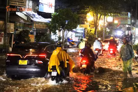 Mưa tối cuối tuần, người dân TP HCM khổ sở lội nước đẩy xe về nhà