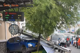Ô tô mất lái tông taxi, "đại náo" vỉa hè Sài Gòn