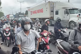 Nhảy khỏi xe tránh tai nạn, người đàn ông bị container cán tử vong