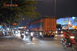 Người đi đường "tá hoả" vì tài xế đầu kéo chạy ngược chiều