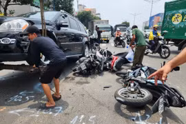 [GALLERY] Ngổn ngang hiện trường Mercedes tông loạt xe máy đang chờ đèn đỏ