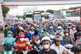 Người dân rời TP HCM về quê nghỉ lễ, nhiều tuyến đường cửa ngõ ùn tắc