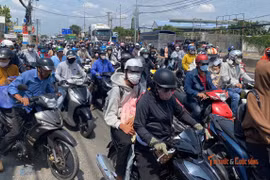 Trở lại sau nghỉ lễ, người lớn, trẻ nhỏ bơ phờ ở khu vực cửa ngõ TP HCM 