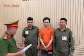 Bắt tạm giam người đàn ông đập vỡ kính xe tải