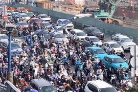 [GALLERY] Xe cộ kẹt cứng vì tổ chức giao thông phục vụ thi công Metro