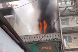 Cháy cơ sở sản xuất ở TP HCM, công nhân tháo chạy tán loạn