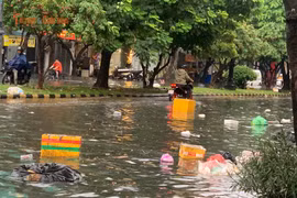 Mưa như trút nước, hàng loạt tuyến đường ở TP HCM ngập như sông