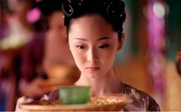 Được “rửa lỗ rồng” cho hoàng đế, cung nữ xưa tranh nhau chí mạng