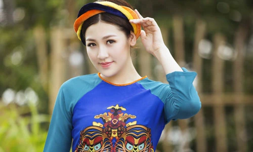 Á hậu Dương Tú Anh đẹp nền nã với áo dài