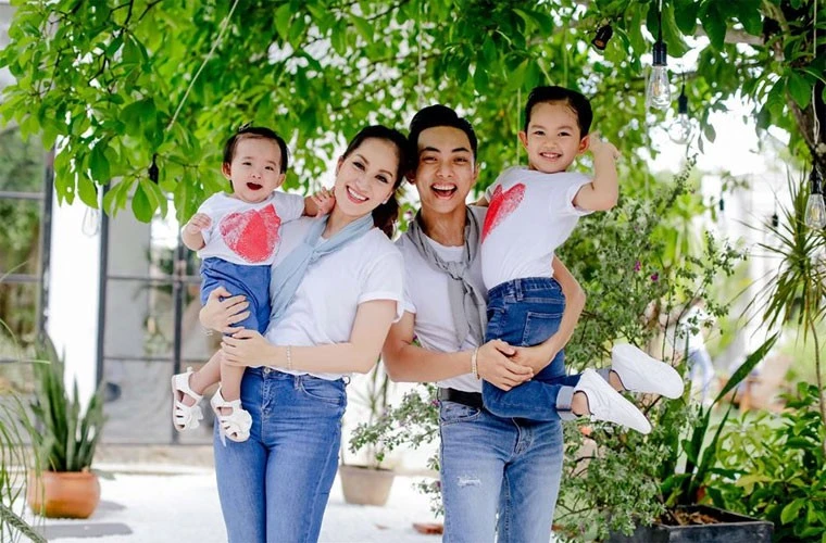 Hai con của Khánh Thi – Phan Hiển xinh như thiên thần, càng ngắm càng yêu