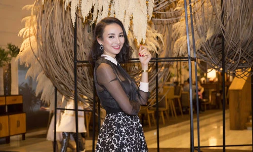 Hoa hậu Ngọc Diễm đẹp rạng rỡ đi làm MC