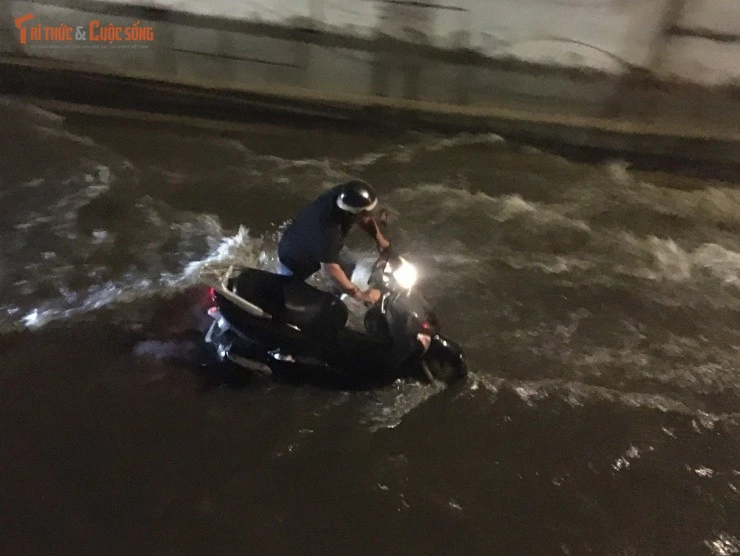 Hầm chui 75 tỷ cửa ngõ TP HCM cứ mưa là... "có chuyện"