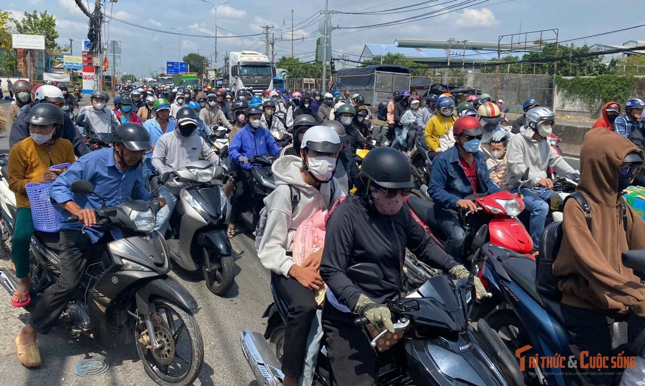 Trở lại sau nghỉ lễ, người lớn, trẻ nhỏ bơ phờ ở khu vực cửa ngõ TP HCM 