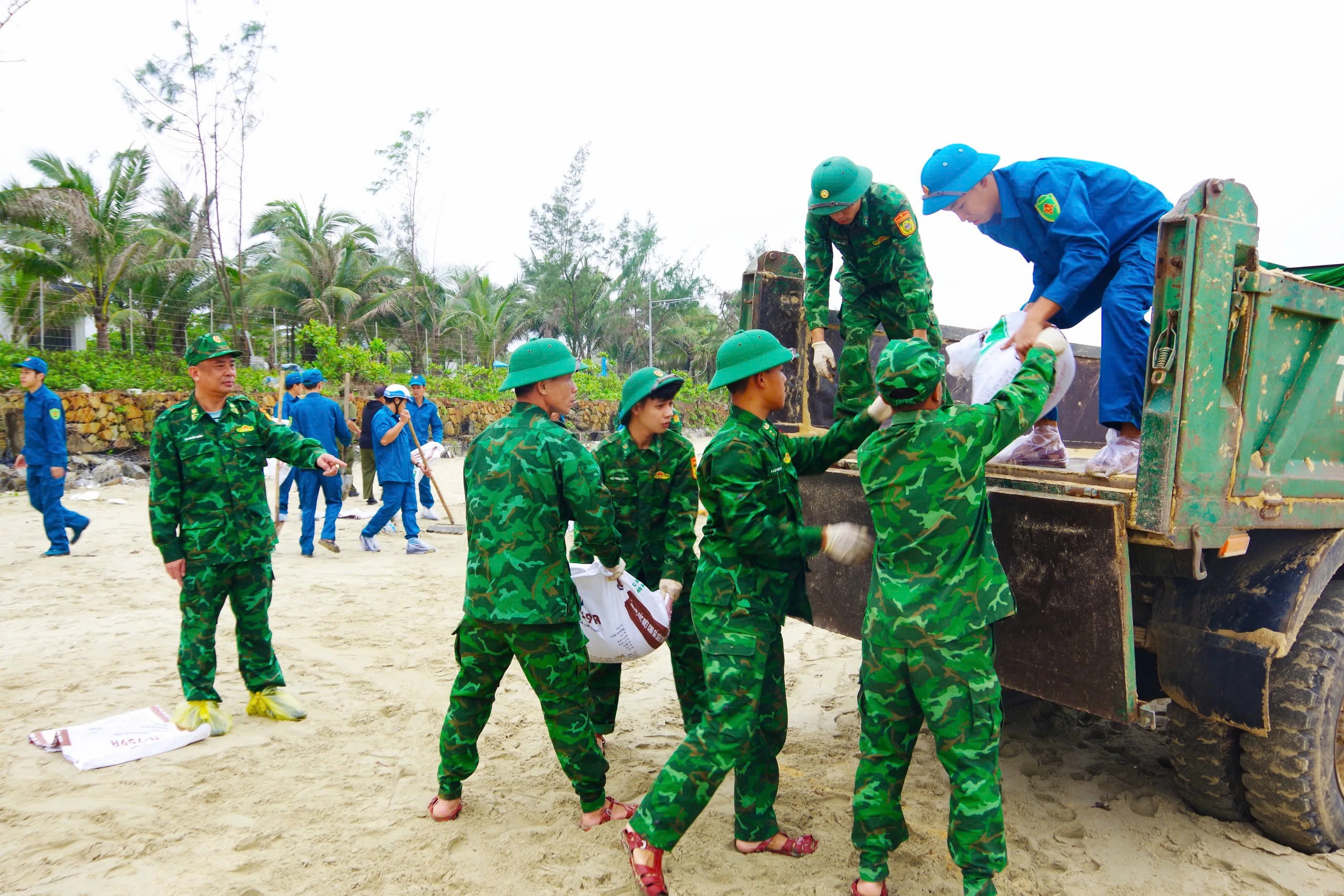  Huế căng mình thu gom hàng trăm tấn dầu vón cục