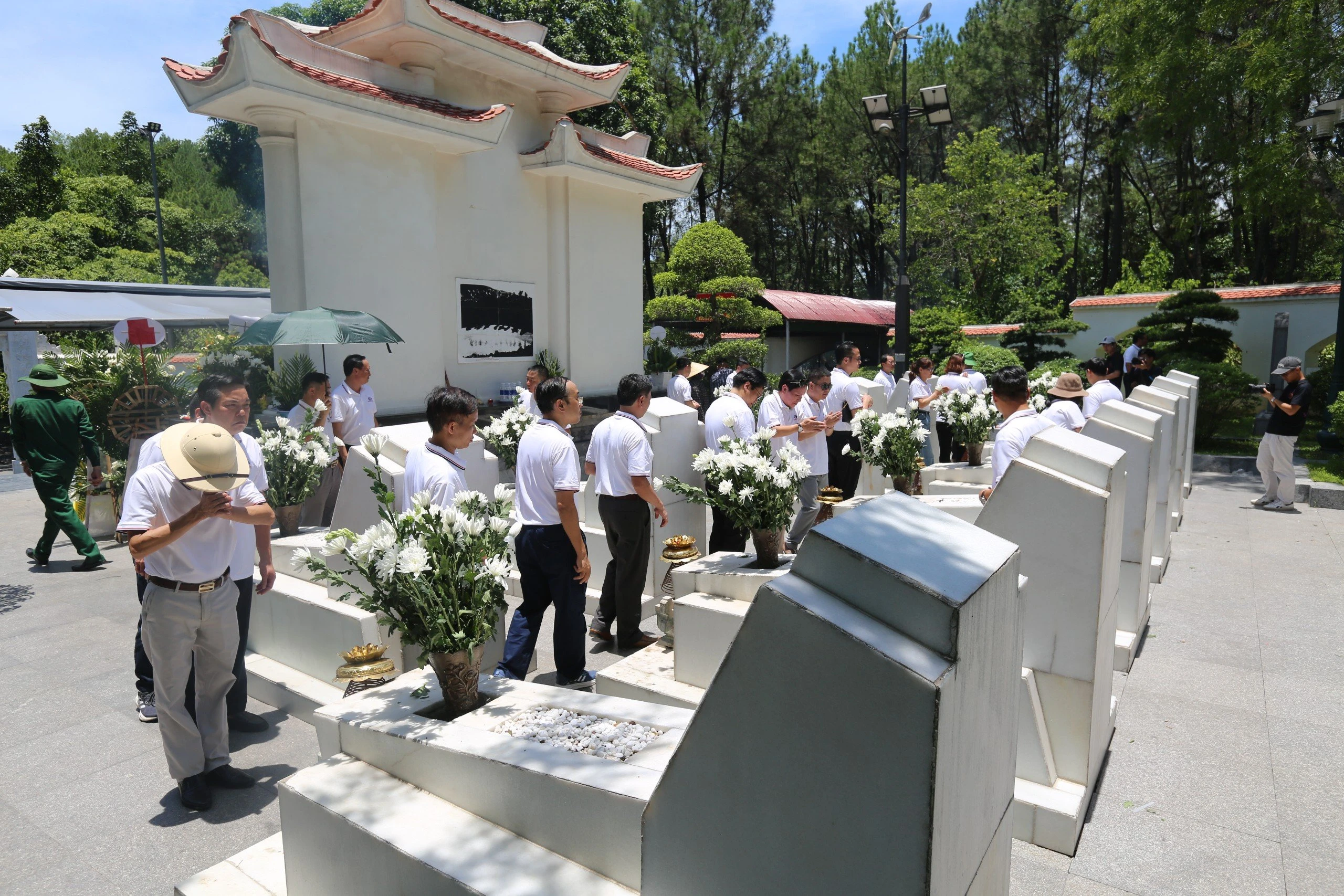 Hàng nghìn người đến dâng hương tại Ngã ba Đồng Lộc