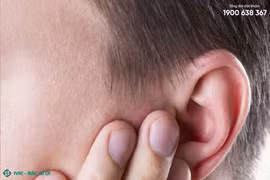 Trẻ 7 tuổi nhập viện vì biến chứng viêm tai giữa cấp sau ho, sổ mũi kéo dài