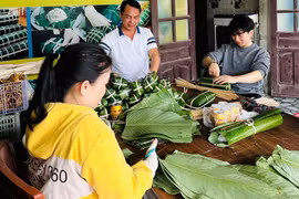 Làng Vĩnh Hòa đỏ lửa suốt đêm, giữ hồn bánh chưng ngày Tết xứ Nghệ