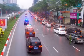 Không chỉ phục vụ hiệu quả nhiệm vụ chính trị đặc biệt quan trọng, việc kết hợp linh hoạt giữa tín hiệu đèn giao thông thông minh và hiệu lệnh trực tiếp của CSGT còn tạo sự rõ ràng, thống nhất đối với người tham gia giao thông. Khi việc điều tiết được thực hiện mạch lạc, dễ nhận biết, người dân thuận tiện chấp hành, qua đó góp phần bảo đảm an toàn cho bản thân và đồng hành cùng lực lượng chức năng trong quá trình thực hiện nhiệm vụ.