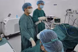 Phẫu thuật thành công dị tật niệu quản hiếm gặp gây đau hông lưng kéo dài