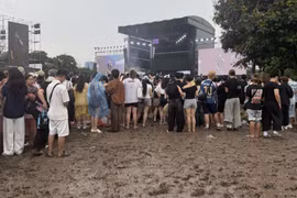 Bỏ tiền triệu đi concert Những Thành Phố Mơ Màng để... lội bùn bắt cua