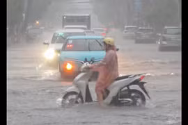 Nhiều tuyến đường ở Nha Trang ngập sâu sau mưa lớn sáng 31/5