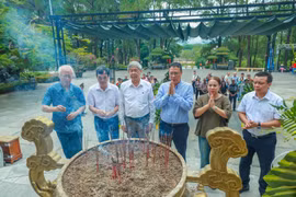GS.VS Châu Văn Minh dâng hương tưởng niệm các Anh hùng liệt sĩ và tặng quà gia đình chính sách tại Quảng Trị