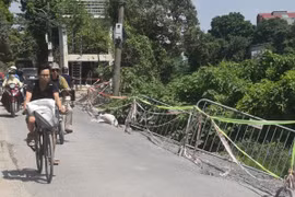 Cận cảnh đường Bờ Tây sông Nhuệ sạt lở gây mất an toàn giao thông