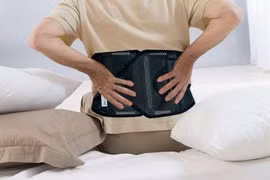 Cột sống yếu đi, teo cơ, cứng khớp vì đeo đai lưng sai cách