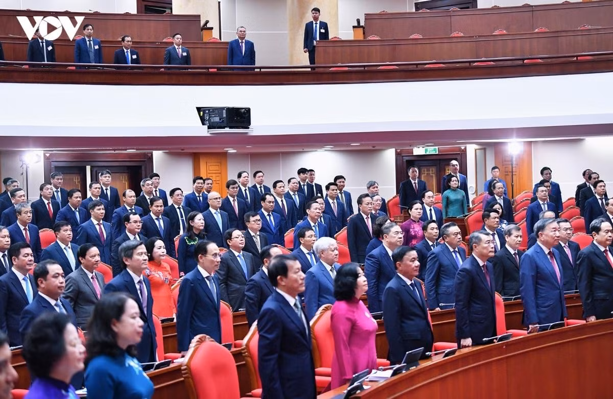 Các đại biểu dự Hội nghị lần thứ ba Ban Chấp hành Trung ương Đảng khoá XIV làm lễ chào cờ