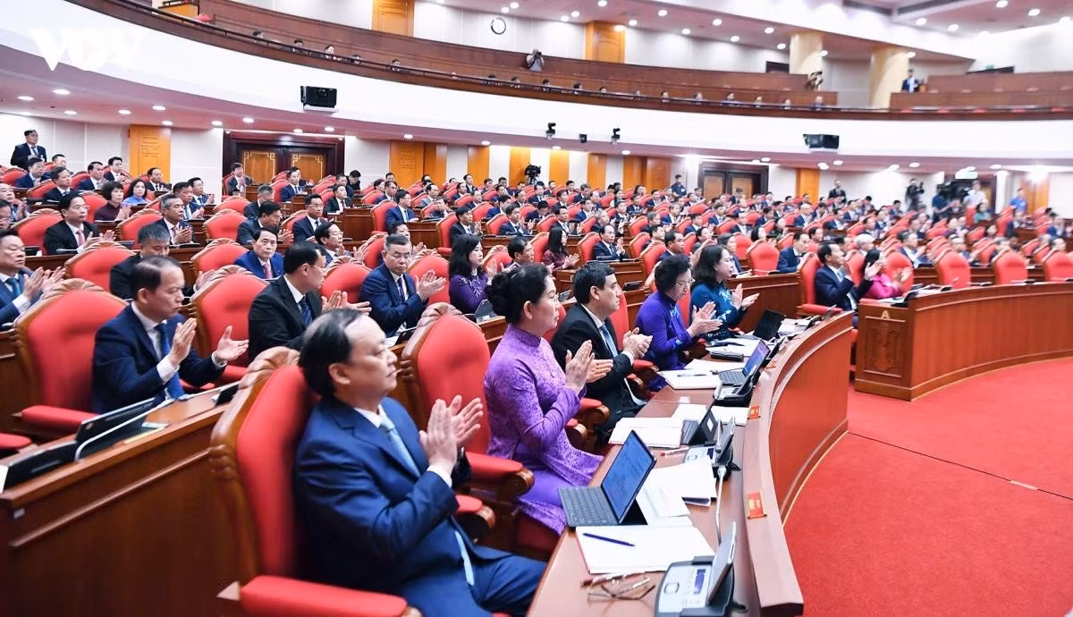 Tổng Bí thư, Chủ tịch nước Tô Lâm đề nghị, các đồng chí Ủy viên Trung ương tập trung thảo luận sâu tại tổ, thể hiện rõ quan điểm tại hội trường, góp ý trực tiếp vào Dự thảo Nghị quyết, Chương trình, kế hoạch hành động; phát biểu cần ngắn gọn, đi thẳng vào vấn đề, rõ chính kiến, rõ lập luận, rõ kiến nghị, rõ phương án lựa chọn; góp phần trực tiếp hoàn thiện quyết sách của Trung ương. Mọi lựa chọn phải đặt lợi ích quốc gia-dân tộc, quyền và lợi ích hợp pháp, chính đáng của nhân dân; hiệu quả lâu dài của đất nước lên trên hết. Trong ảnh: Các đại biểu dự Hội nghị lần thứ ba Ban Chấp hành Trung ương Đảng khoá XIV