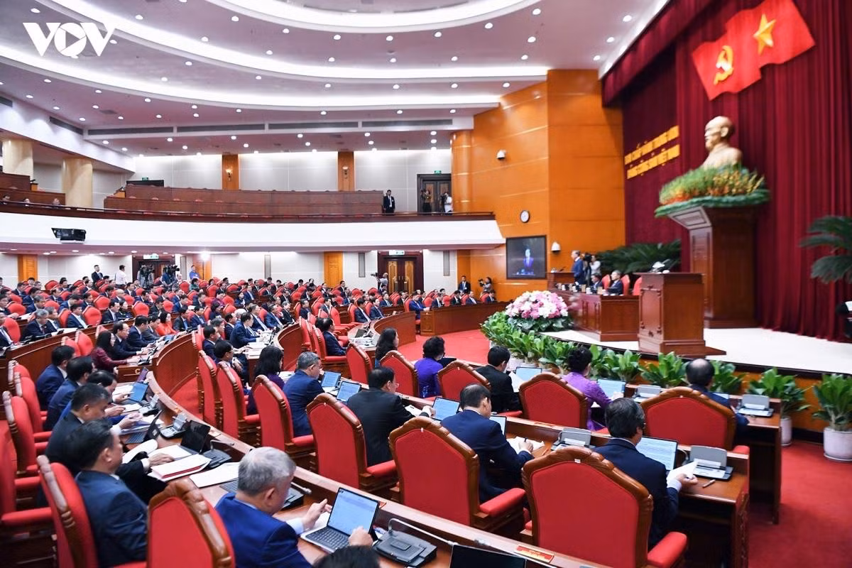 Theo Tổng Bí thư, Chủ tịch nước Tô Lâm, các quyết sách được Trung ương thông qua phải tạo ra 4 bước chuyển chiến lược: nâng cao năng lực lãnh đạo, cầm quyền và chất lượng vận hành của Đảng và bộ máy Nhà nước; quản trị thống nhất không gian phát triển, phát huy hiệu quả nguồn lực quốc gia; xác lập mô hình phát triển dựa vào năng suất, tri thức, công nghệ và con người; chủ động phòng ngừa, nâng cao sức chống chịu, khả năng thích ứng và bảo vệ vững chắc đất nước. Đồng thời tập trung trả lời câu hỏi: mỗi quyết sách tháo gỡ điểm nghẽn nào? tạo ra năng lực mới nào? và cần điều kiện gì để thực hiện, thực thi hiệu quả?