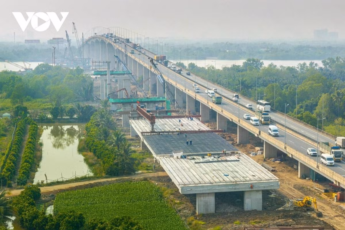 Dự án mở rộng đoạn cao tốc TP.HCM - Long Thành được triển khai theo công trình xây dựng khẩn cấp, khởi công ngày 19/8, có tổng mức đầu tư 14.945 tỷ đồng do Tổng công ty Đầu tư phát triển đường cao tốc Việt Nam (VEC) làm chủ đầu tư.